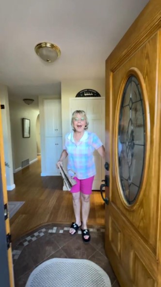 サプライズされて驚くおばあちゃん