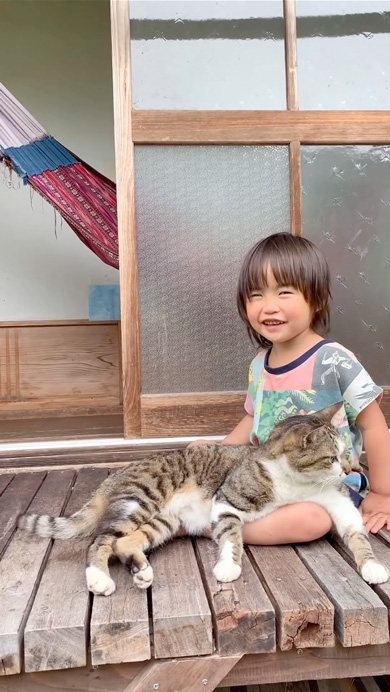 少女と猫のブロンズ彫刻 猫を背負ってる女の子 佐藤忠良 少女 ブロンズ像 彫刻家 佐藤忠良の子ども像 | SHINWA