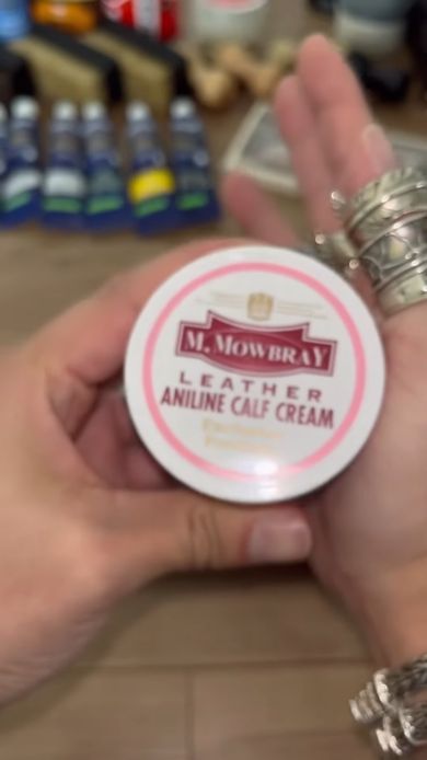 中古のヴィヴィアン・ウエストウッドの財布を磨くために用意した皮革用のクリーム