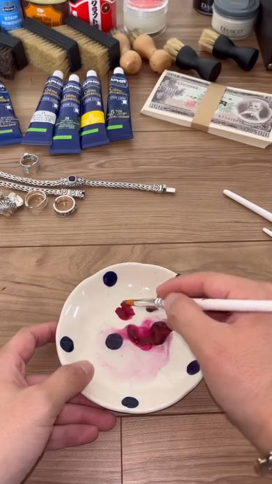 中古のヴィヴィアン・ウエストウッドの財布に塗るため2色の塗料を水に溶く