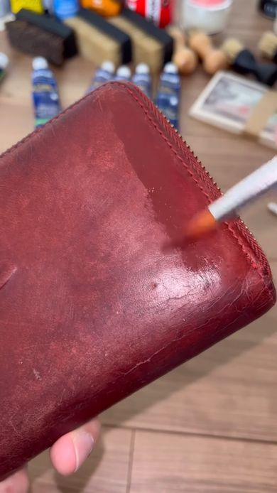 中古のヴィヴィアン・ウエストウッドの財布に塗装をしていく