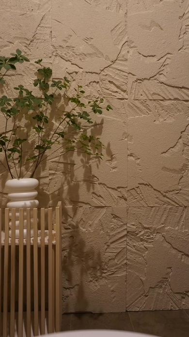 石材のような表面の発泡スチロールで飾られた壁面