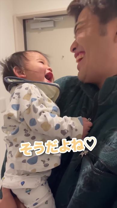 パパに抱っこされた赤ちゃん