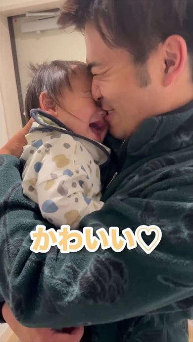 パパに抱っこされた赤ちゃん