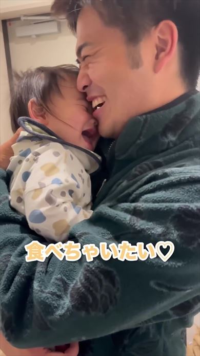 パパに抱っこされた赤ちゃん