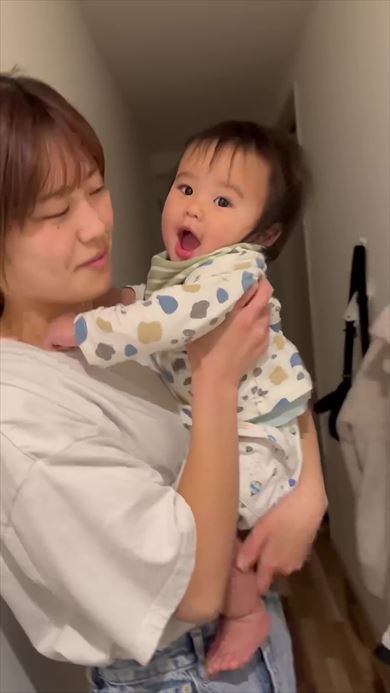 ママに抱っこされた赤ちゃん
