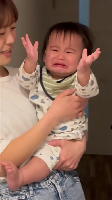 泣いている赤ちゃん