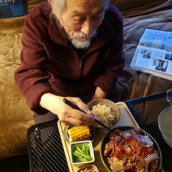 金目鯛の頭を食べる男性