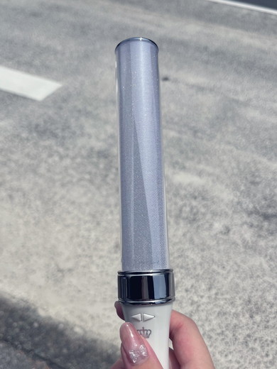 バッグから取り出したペンライトの写真