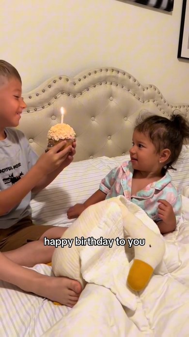 妹にプレゼントする兄