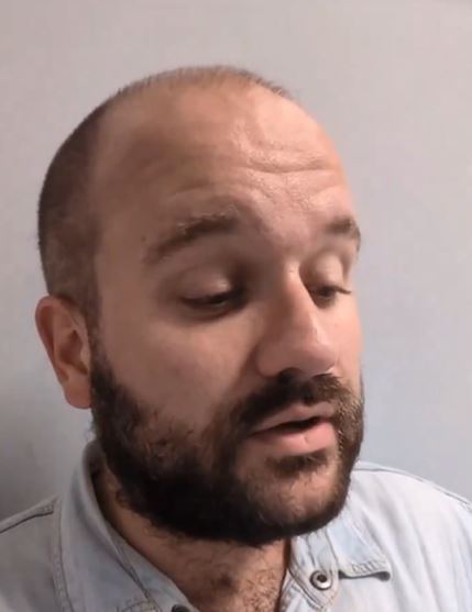 初日にアップデートしたら……と語る男性