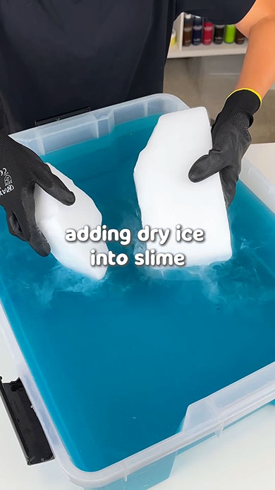 ドライアイスをスライムに入れるところ