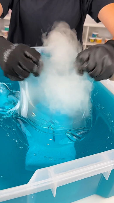 ドライアイスをスライムに入れ、泡を割ったところ