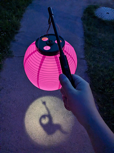 妖怪美術館の道案内提灯が映す影