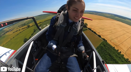 飛行中に突然開くキャノピー