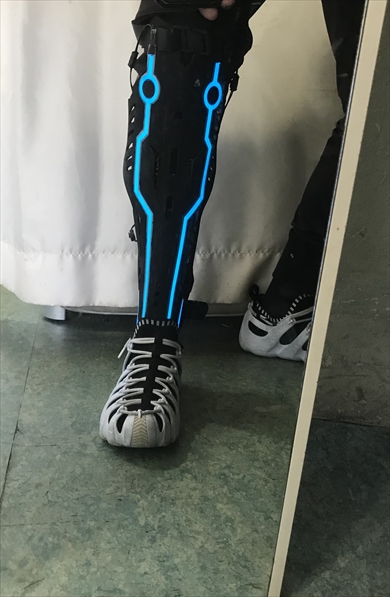 光る義足