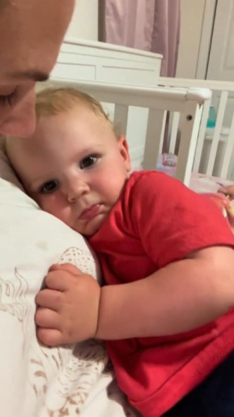 ママに抱っこされている赤ちゃん