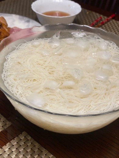 氷水に入ったそうめん