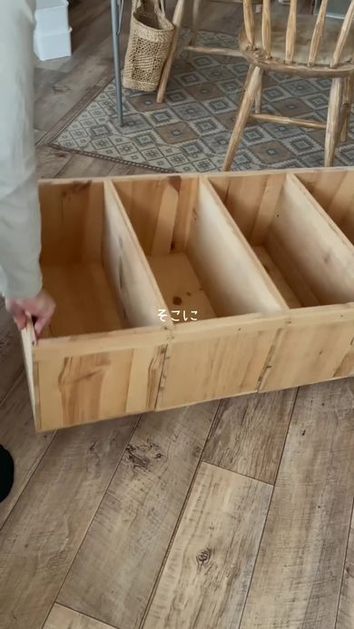 戸棚に作り変えるため連結させた4つのリンゴの木箱