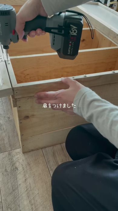 戸棚にするため4つのリンゴの木箱に扉を取り付ける
