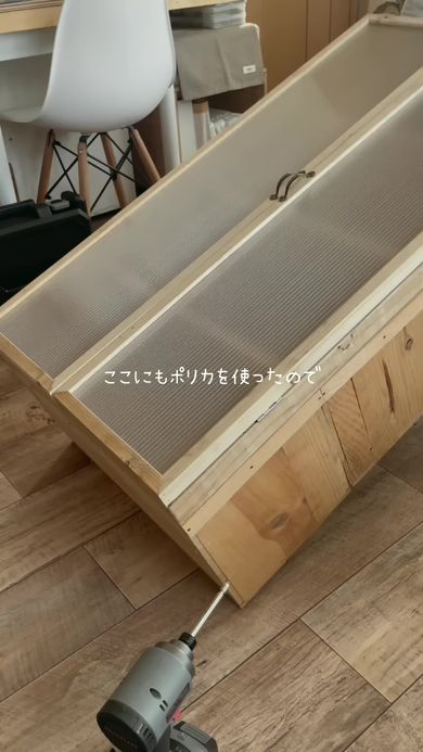 戸棚にするため4つのリンゴの木箱にポリカーボネートを挟んだ扉を取り付ける