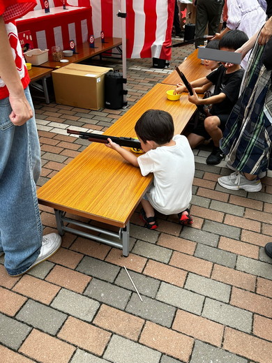 射的をする少年