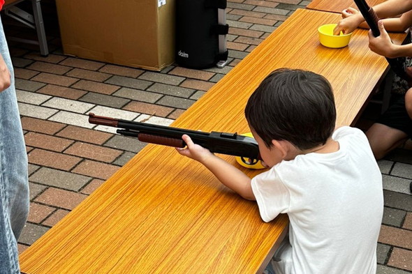 射的をする少年