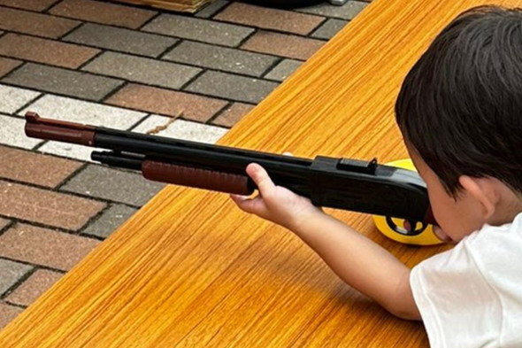 射的をする少年