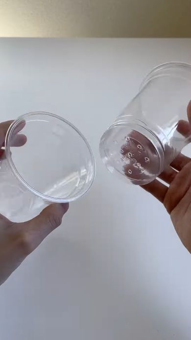 底に穴を開けたプラカップと通常のカップを重ねてちりめん青しそを育てる容器にする