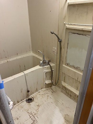 ハウスクリーニングをする浴室（清掃前）