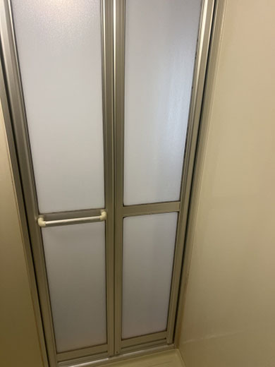 ハウスクリーニングを＾する浴室のドア（清掃後）