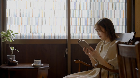 純喫茶風ルームで落ち着く様子