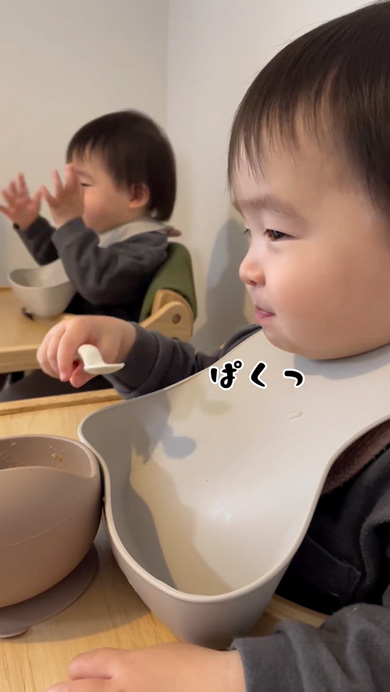 お兄ちゃんの真似をする赤ちゃん