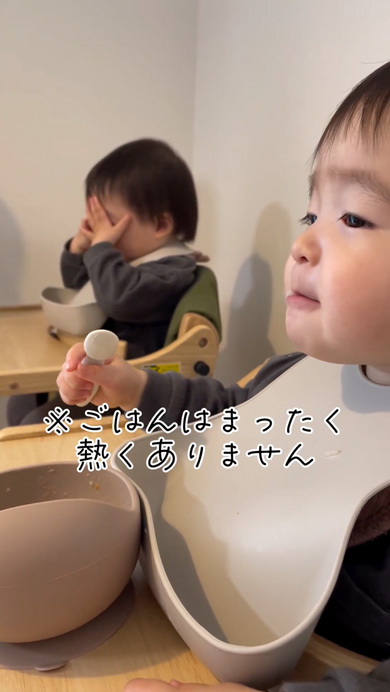 お兄ちゃんの真似をする赤ちゃん