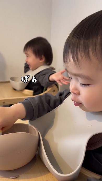 お兄ちゃんの真似をする赤ちゃん