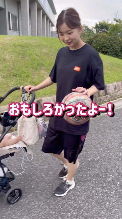 ベビーカーを押しながらドリブル