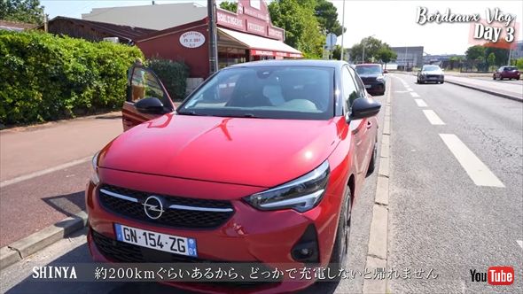 海外旅行中に電気自動車のトラブルに見舞われた友永真也と岩間恵