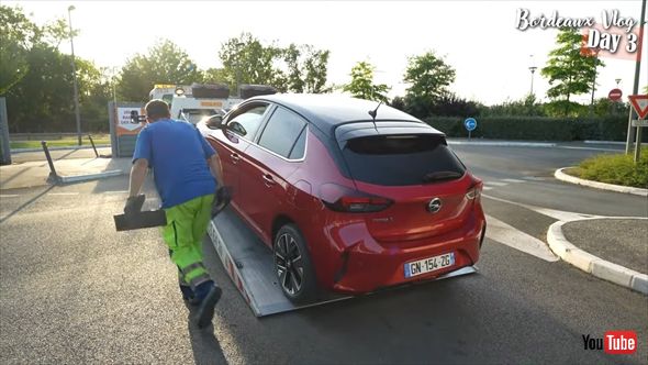 海外旅行中に電気自動車のトラブルに見舞われた友永真也と岩間恵