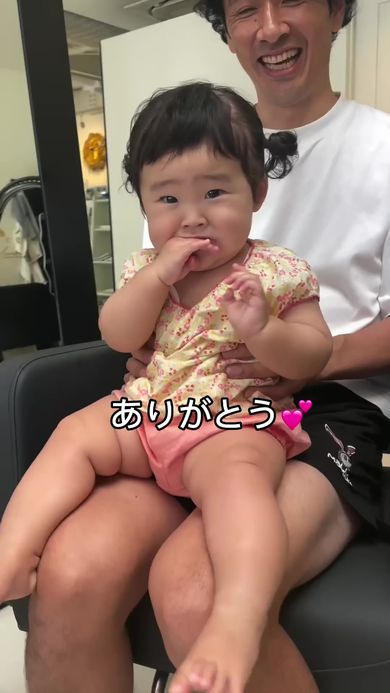 前髪をカットしてかわいく仕上げてもらったことを感謝するかのように声を上げる赤ちゃん