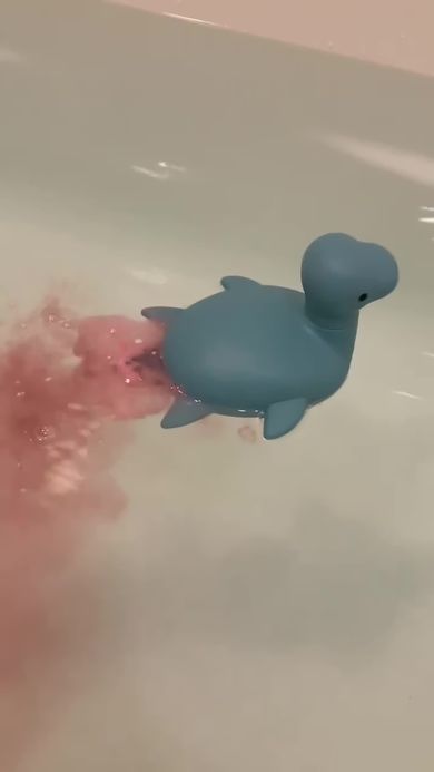 赤色の炭酸入浴剤を入れたため負傷したように見えるプレシオサウルスのおもちゃ