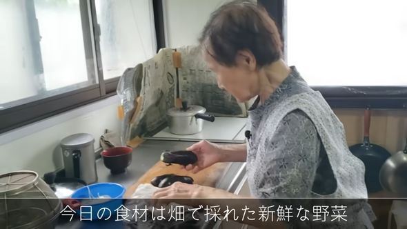 畑で採れた新鮮な野菜を使って孫の夕食を作る92歳の祖母