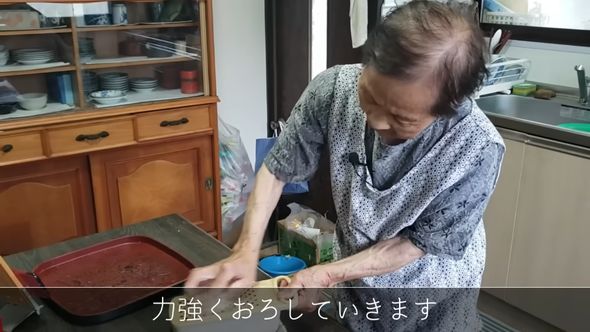 大根を力強くおろしていく92歳の祖母