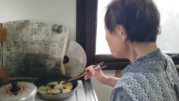 ナスとタマネギの天ぷらを揚げる92歳の祖母