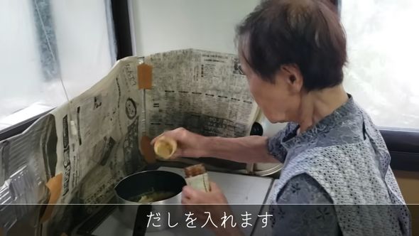 みそ汁にだしを入れる92歳の祖母