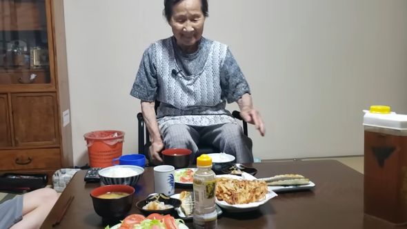 孫と一緒に自分が作った夕食を食べる92歳の祖母