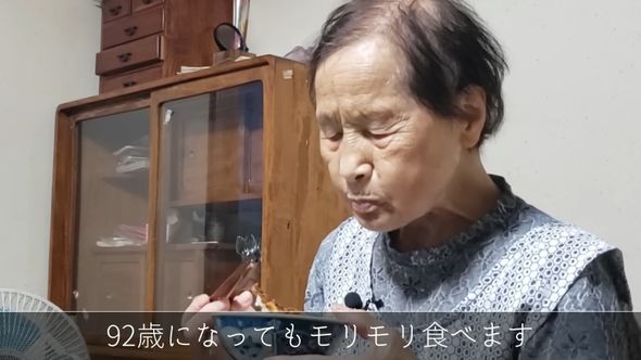 孫と一緒に自分が作った夕食を食べる92歳の祖母
