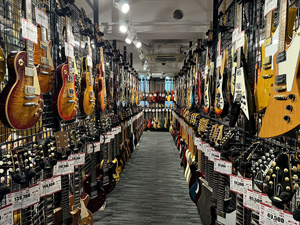 ハードオフ吉祥寺店の店内・ギター