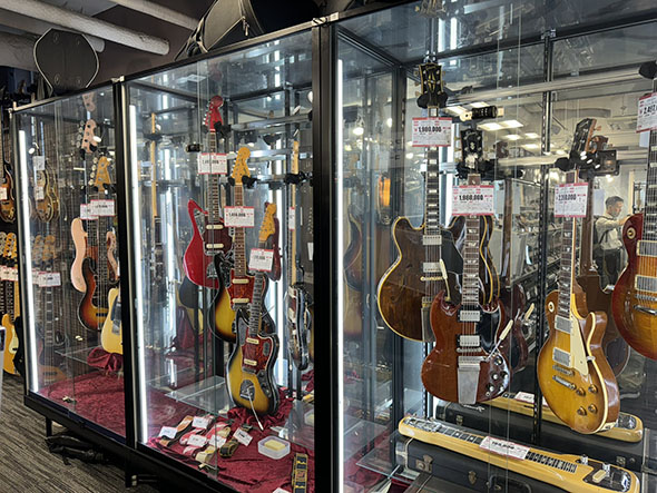 ハードオフ吉祥寺店の店内・ガラスケースとギター