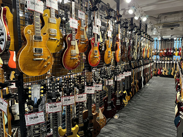 ハードオフ吉祥寺店の店内・ギター2