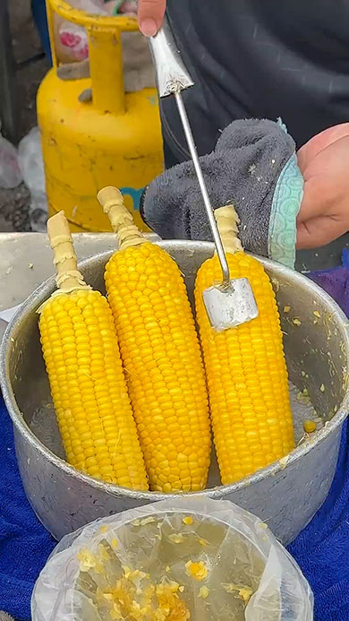 トウモロコシの粒を取るところ